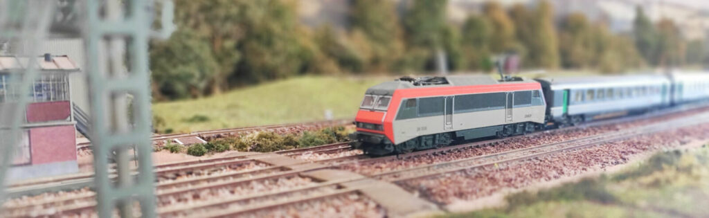 La BB26000 quitte la gare avec sa rame Corail.