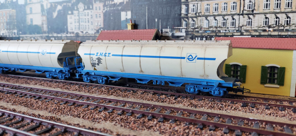 2 wagons céréaliers attendent d'être accrochés à la rame.